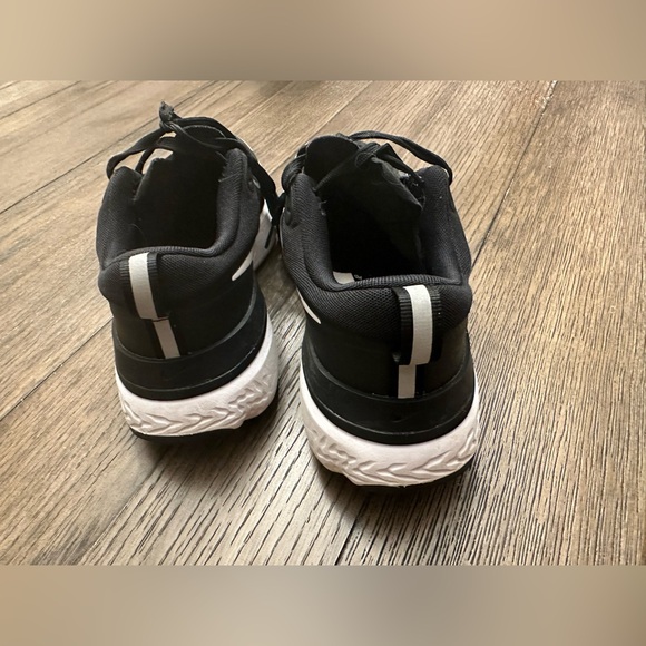 COPY - Nike women running/walking shoes - Picture 2 of 4